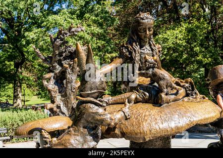 Die Bronzestatue von Alice im Wunderland im Central Park, Upper Manhattan, New York City, USA Stockfoto