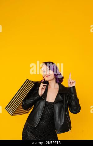 Shopping Bonus Werbung Frau schwarz freitag Stockfoto