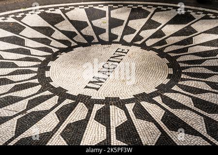 Mosaik des Liedes „Imagine“ im Strawberry Fields Memorial, das dem Beatles-Mitglied John Lennon, Central Park, Upper Manhattan, New York City, gewidmet ist Stockfoto