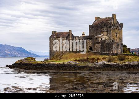 Eine wunderschöne Aussicht auf einen Fluss und das Eilean Donan Castle in den westlichen schottischen Highlands Stockfoto