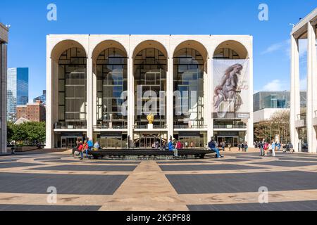 façade des Metropolitan Opera House (The Met), im Lincoln Center for the Performing Arts, Upper West Side, Manhattan, New York City, USA Stockfoto