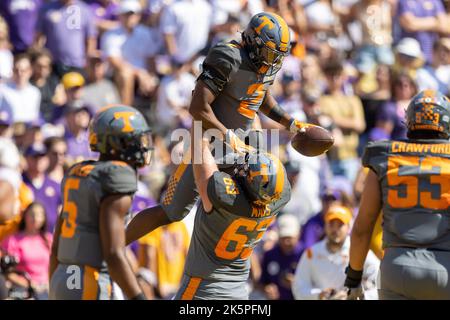 Tennessee Volunteers Running Back Jabari Small (2) feiert einen Touchdown mit dem Offensive Lineman Cooper Mays (63) am Samstag, den 8. Oktober 2022, in Baton Rouge, Louisiana. Tennessee besiegt LSU 40-13. (Kirk Meche/Bild des Sports) Stockfoto