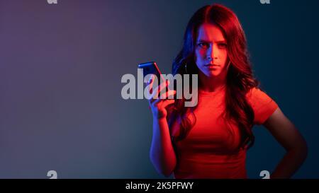 Telefon Betrug Cybermobbing Banner Frau Neonlicht Stockfoto