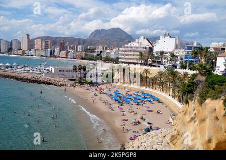 Blick auf den Strand Playa Poniente in Benidorm an einem warmen, sonnigen Nachmittag Stockfoto