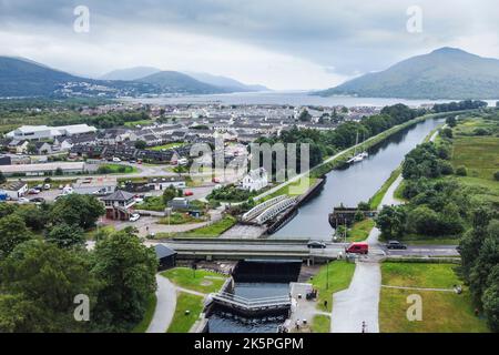 Banavie, in der Nähe von Fort William, Schottland. Mit dem Kaldonien-Kanal im Untergrund und Loch Eil Drone Foto Stockfoto