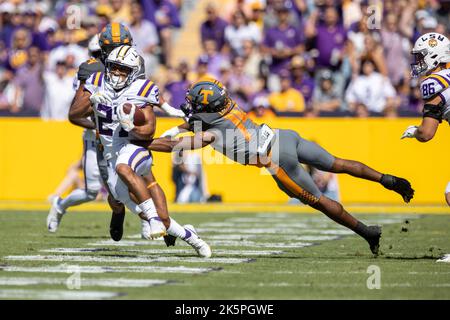 Christian Charles (14) macht einen Tauchversuch, als die LSU Tigers Running Back Josh Williams (27) den Ball am Samstag, den 8. Oktober 2022, in Baton Rouge trägt. Louisiana. Tennessee besiegt LSU 40-13. (Kirk Meche/Bild des Sports) Stockfoto