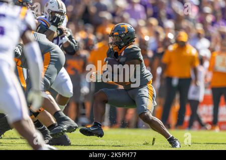 Tennessee Volunteers Running Back Jabari Small (2) sucht nach Laufraum gegen die LSU Tigers Defense, Samstag, 8. Oktober 2022, in Baton Rouge, Louisiana. Tennessee besiegt LSU 40-13. (Kirk Meche/Bild des Sports) Stockfoto