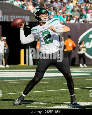 East Rutherford, New Jersey, USA. 9. Oktober 2022. Der New Yorker Jets Quarterback Zach Wilson (2) hat sich am Sonntag, den 9. Oktober 2022, gegen die Miami Dolphins im MetLife Stadium in East Rutherford, New Jersey, gestritten. Duncan Williams/CSM/Alamy Live News Stockfoto