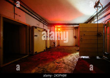 Bunker mit Nuklearwaffen und großer, schlagfester gepanzerter Tür Stockfoto