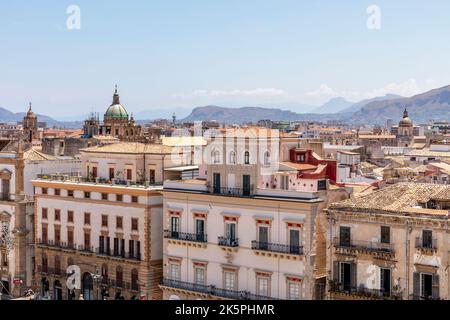 Palermo, Sizilien, Italien - 6. Juli 2020: Luftaufnahme der Altstadt von Palermo in Sizilien, Italien Stockfoto