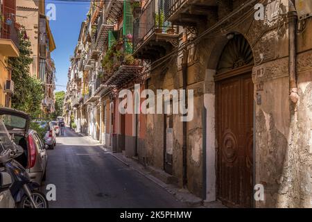 Palermo, Sizilien, Italien - 6. Juli 2020: Typische italienische Straße und Gebäude in der Altstadt von Palermo, Sizilien, Italien. Stockfoto