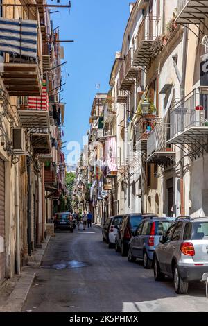 Palermo, Sizilien, Italien - 6. Juli 2020: Typische italienische Straße und Gebäude in der Altstadt von Palermo, Sizilien, Italien. Stockfoto