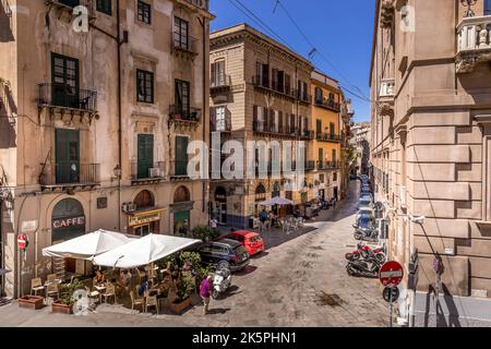 Palermo, Sizilien, Italien - 6. Juli 2020: Typische italienische Straße und Gebäude in der Altstadt von Palermo, Sizilien, Italien. Stockfoto