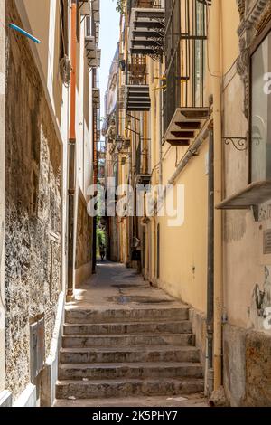 Palermo, Sizilien, Italien - 6. Juli 2020: Typische italienische Straße und Gebäude in der Altstadt von Palermo, Sizilien, Italien. Stockfoto