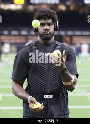 New Orleans, USA. 09. Oktober 2022. New Orleans Saints Tight End Juwan Johnson (83) jonglieren einige Tennisbälle während der Vorspielaktivitäten eines National Football League Contest im Caesars Superdome in New Orleans, Louisiana am Sonntag, den 9. Oktober 2022. (Foto von Peter G. Forest/Sipa USA) Quelle: SIPA USA/Alamy Live News Stockfoto