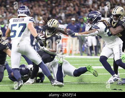 New Orleans, USA. 09. Oktober 2022. New Orleans Saints laufen zurück Alvin Kamara (41) eilt am Sonntag, den 9. Oktober 2022, während eines National Football League Contest im Caesars Superdome in New Orleans, Louisiana, um einige Zeit lang. (Foto von Peter G. Forest/Sipa USA) Quelle: SIPA USA/Alamy Live News Stockfoto