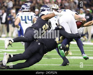 New Orleans, USA. 09. Oktober 2022. Die New Orleans Saints, die Dwayne Washington (24) und das defensive Ende Tanoh Kpassagnon (90) zurücklaufen, bekämpfen den Seattle Seahawks-Spieler Michael Dickson (4) während eines National Football League Contest im Caesars Superdome in New Orleans, Louisiana, am Sonntag, den 9. Oktober 2022. (Foto von Peter G. Forest/Sipa USA) Quelle: SIPA USA/Alamy Live News Stockfoto