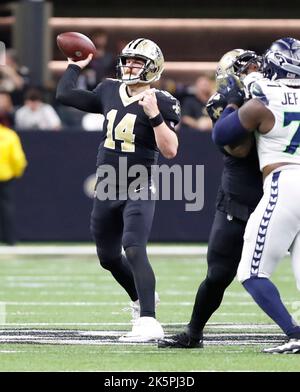 New Orleans, USA. 09. Oktober 2022. New Orleans Saints Quarterback Andy Dalton (14) versucht einen Pass während eines National Football League Contest im Caesars Superdome in New Orleans, Louisiana am Sonntag, 9. Oktober 2022. (Foto von Peter G. Forest/Sipa USA) Quelle: SIPA USA/Alamy Live News Stockfoto