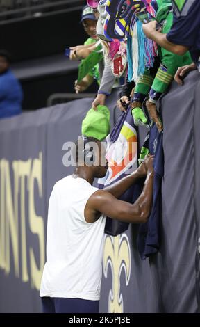 New Orleans, USA. 09. Oktober 2022. Seattle Seahawks Quarterback Geno Smith (7) Autograph einige Ausrüstung für die Fans seines Teams vor dem Start eines National Football League Contest im Caesars Superdome in New Orleans, Louisiana am Sonntag, 9. Oktober 2022. (Foto von Peter G. Forest/Sipa USA) Quelle: SIPA USA/Alamy Live News Stockfoto