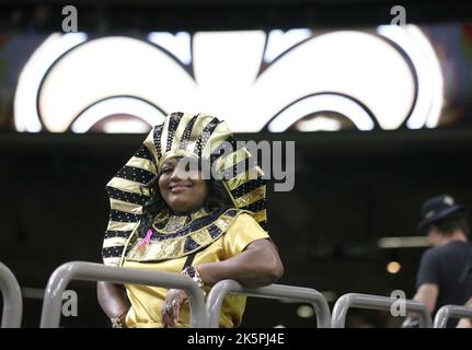 New Orleans, USA. 09. Oktober 2022. Ein Fan der New Orleans Saints, der als Cleopatra für ein Foto während eines National Football League Contest im Caesars Superdome in New Orleans, Louisiana, am Sonntag, dem 9. Oktober 2022 gekleidet ist. (Foto von Peter G. Forest/Sipa USA) Quelle: SIPA USA/Alamy Live News Stockfoto