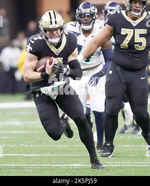 New Orleans, USA. 09. Oktober 2022. Die New Orleans Saints Quarterback Taysom Hill (7) stürmen am Sonntag, den 9. Oktober 2022, während eines National Football League Contest im Caesars Superdome in New Orleans, Louisiana, um einige Zeit. (Foto von Peter G. Forest/Sipa USA) Quelle: SIPA USA/Alamy Live News Stockfoto