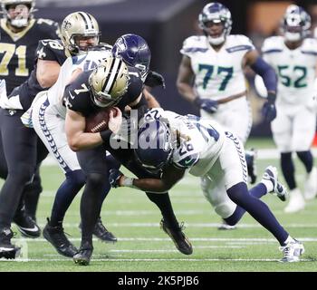 New Orleans, USA. 09. Oktober 2022. Die Sicherheit der Seattle Seahawks Ryan Neal (26) bekämpft den New Orleans Saints Quarterback Taysom Hill (7) während eines National Football League Contest im Caesars Superdome in New Orleans, Louisiana, am Sonntag, den 9. Oktober 2022. (Foto von Peter G. Forest/Sipa USA) Quelle: SIPA USA/Alamy Live News Stockfoto