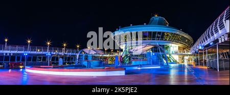 TUI Marella Discovery Cruise Ship bei Nacht Stockfoto