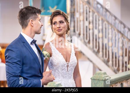 Glückliche Brautpaar schauen sich gegenseitig in die Augen, nachdem sie gesagt haben, dass ich es bei der Hochzeit tue. Stockfoto