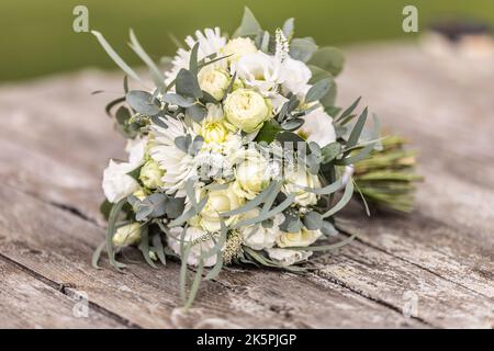 Schöne weiße und grüne Blumen Bouquet für die Hochzeit ausgerichtet. Stockfoto
