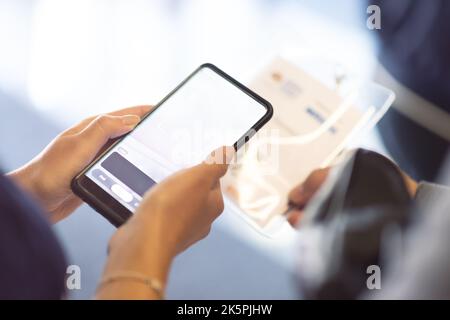 Das Konferenzpersonal scannt bei der Ankunft einen QR-Code des Teilnehmers zur Abferungsstelle Stockfoto