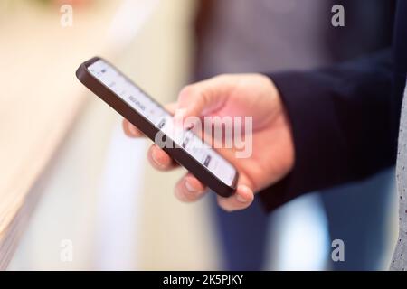 Das Konferenzpersonal scannt bei der Ankunft einen QR-Code des Teilnehmers zur Abferungsstelle Stockfoto