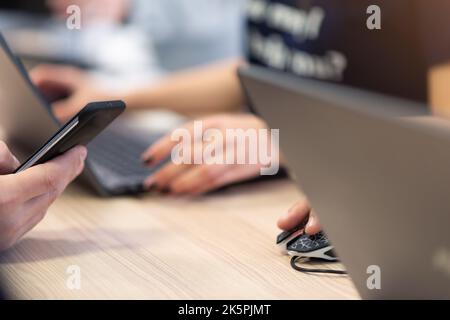 Das Konferenzpersonal scannt bei der Ankunft einen QR-Code des Teilnehmers zur Abferungsstelle Stockfoto