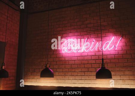 Neon-Zeichen in der Bar im Innenbereich, Konzept der Entspannung draußen und Kommunikation. Vintage Toning, dunkle Lichter Stockfoto