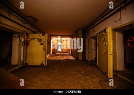 Bunker mit Nuklearwaffen und großer, schlagfester gepanzerter Tür Stockfoto