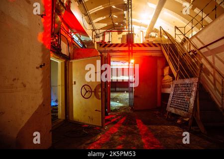 Leeres verlassene unterirdische Atombombenlager Stockfoto