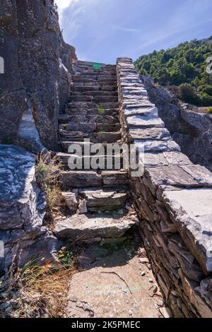 Teil des verlassenen Penteli Marmorbruchs in Attika, Griechenland. Penteli ist ein Berg, 18 km nördlich von Athen, von dem Stein für den con geliefert wurde Stockfoto