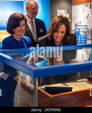 Die US-Vizepräsidentin KAMALA HARRIS, r, besucht am 8. Oktober 2022 die Lyndon Baines Johnson (LBJ) Library and Museum mit der LBJ-Tochter LUCI JOHNSON (in blau). Sie schauen sich den Schreibtisch an, auf dem LBJ 1965 den Stimmrechtsgesetz unterzeichnet hat, der in der Bibliothek ausgestellt ist. Im Hintergrund ist Luccis Ehemann IAN TURPIN zu sehen. LBJ Library Pool Foto von Jay Godwin Stockfoto