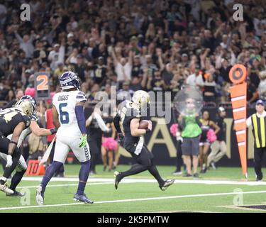 New Orleans, USA. 09. Oktober 2022. New Orleans Saints Quarterback Taysom Hill (7) erzielt am Sonntag, den 9. Oktober 2022, einen Touchdown im zweiten Quartal eines National Football League Contest im Caesars Superdome in New Orleans, Louisiana. (Foto von Peter G. Forest/Sipa USA) Quelle: SIPA USA/Alamy Live News Stockfoto