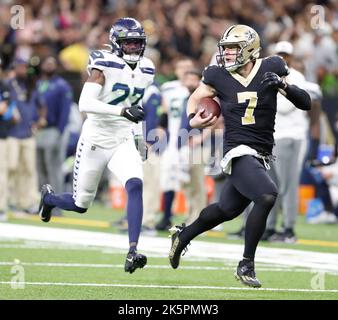 New Orleans, USA. 09. Oktober 2022. New Orleans Saints Quarterback Taysom Hill (7) wird am Sonntag, den 9. Oktober 2022, vom Seattle Seahawks-Eckpfeiler Tariq Woolen (27) auf dem Weg zu einem 60-Yard-Touchdown im vierten Quartal eines National Football League Contest im Caesars Superdome in New Orleans, Louisiana, gejagt. (Foto von Peter G. Forest/Sipa USA) Quelle: SIPA USA/Alamy Live News Stockfoto