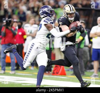 New Orleans, USA. 09. Oktober 2022. New Orleans Saints Quarterback Taysom Hill (7) wird am Sonntag, den 9. Oktober 2022, vom Seattle Seahawks-Eckpfeiler Tariq Woolen (27) auf dem Weg zu einem 60-Yard-Touchdown im vierten Quartal eines National Football League Contest im Caesars Superdome in New Orleans, Louisiana, gejagt. (Foto von Peter G. Forest/Sipa USA) Quelle: SIPA USA/Alamy Live News Stockfoto