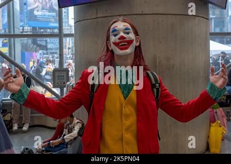 New York, Usa. 08. Oktober 2022. Ein Cosplayer, der als Joker gekleidet ist, posiert während der New York Comic Con 2022 im Jacob Javits Center in New York City. (Foto von Ron Adar/SOPA Images/Sipa USA) Quelle: SIPA USA/Alamy Live News Stockfoto