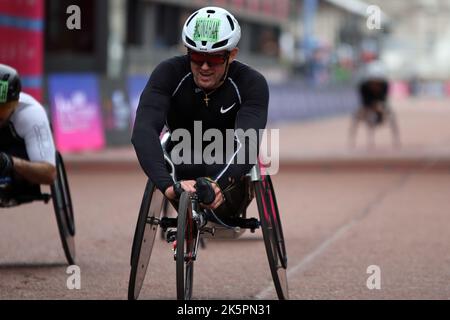 Patrick Monahan aus Irland landet beim Herren Wheelchair (T53/T54) TCS London Marathon 2022 in der Mall. Stockfoto