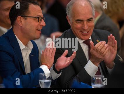 Wilkes Barre, Usa. 09. Oktober 2022. Josh Shapiro und US-Senator Bob Casey klatschen während der Kundgebung. Der Gouverneurskandidat von Pennsylvania, Generalanwalt Josh Shapiro, hielt eine Kundgebung im Luzerne County ab. Luzerne County ist eines, das die Wahl von Demokrat zu Republikaner umgedreht hat und nun eine große republikanische Basis hat. Shapiro läuft gegen Doug Mastriano. An der Kundgebung zur Unterstützung von Shapiro nahmen US-Senator Bob Casey Jr. und der Kongressabgeordnete Matt Cartwright Teil. Kredit: SOPA Images Limited/Alamy Live Nachrichten Stockfoto