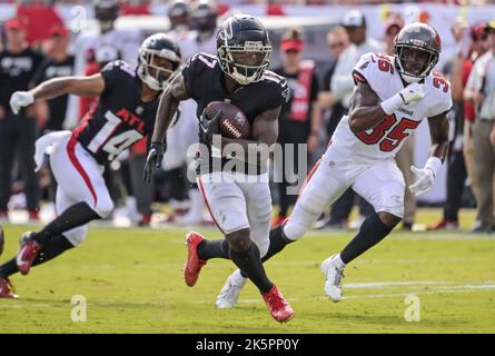 Tampa, Usa. 09. Oktober 2022. Tampa Bay Buccaneers Jamel Dean (35) verfolgt Atlanta Falcons Wide Receiver Olamide Zaccheaus (17) trägt den Ball nach einem Pass Empfang während der zweiten Hälfte im Raymond James Stadium in Tampa, Florida am Sonntag, 9. Oktober 2022. Foto von Steve Nesius/UPI Credit: UPI/Alamy Live News Stockfoto