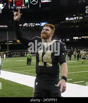 New Orleans, Usa. 09. Oktober 2022. New Orleans Saints Quarterback Andy Dalton (14) verlässt das Feld, nachdem die Saints am Sonntag, den 9. Oktober 2022, die Seattle Seahawks im Caesars Superdome in New Orleans besiegt hatten. Foto von AJ Sisco/UPI. Kredit: UPI/Alamy Live Nachrichten Stockfoto