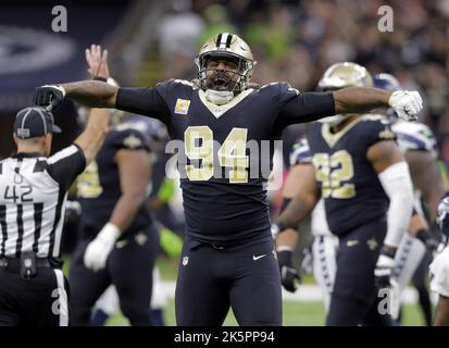 New Orleans, Usa. 10. Oktober 2022. Das Verteidigungsende der Heiligen von New Orleans Cameron Jordan (94) feiert am Sonntag, den 9. Oktober 2022, seinen Sack des Seattle Seahawks Quarterback Geno Smith (7) im Caesars Superdome in New Orleans. Foto von AJ Sisco/UPI. Kredit: UPI/Alamy Live Nachrichten Stockfoto