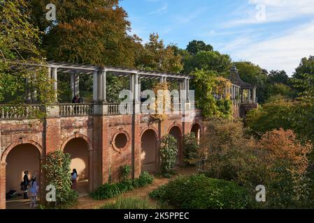 Die Pergola in den Hill Gardens in Hampstead, North London, Großbritannien, im Frühherbst Stockfoto