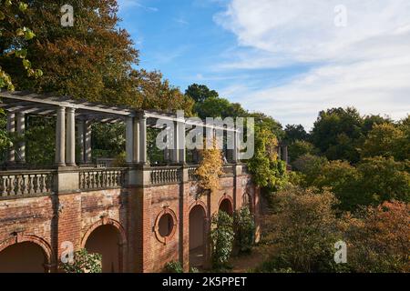 Die Georgian Hill Gardens und die Pergola, in Hampstead Heath, im Norden Londons, im Herbst Stockfoto