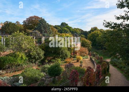 The Hill Gardens auf der Westseite von Hampstead Heath im Herbst, North London, South East England Stockfoto
