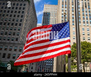 Amerikanische Flagge fliegt Halb-Mitarbeiter zum Gedenken an den 11. September Stockfoto